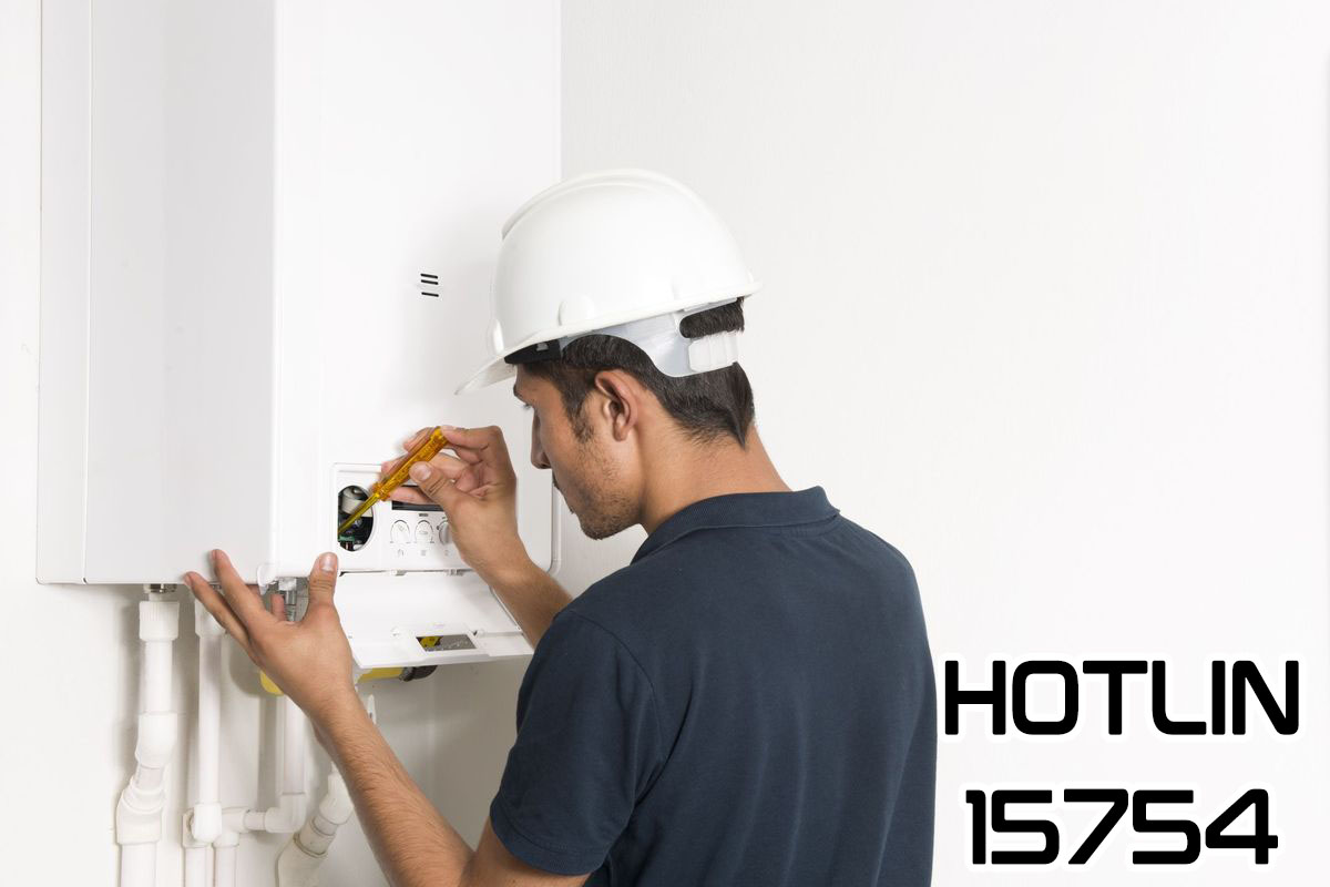 فني يصلح سخان سيم